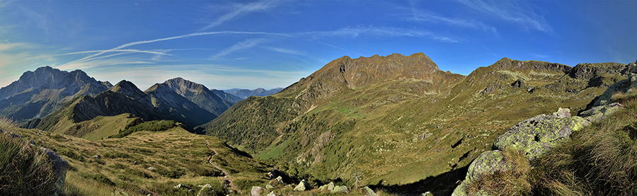 Sentiero di salita dal Passo della Marogella alla Cima di Mezzeno - vista panoramica